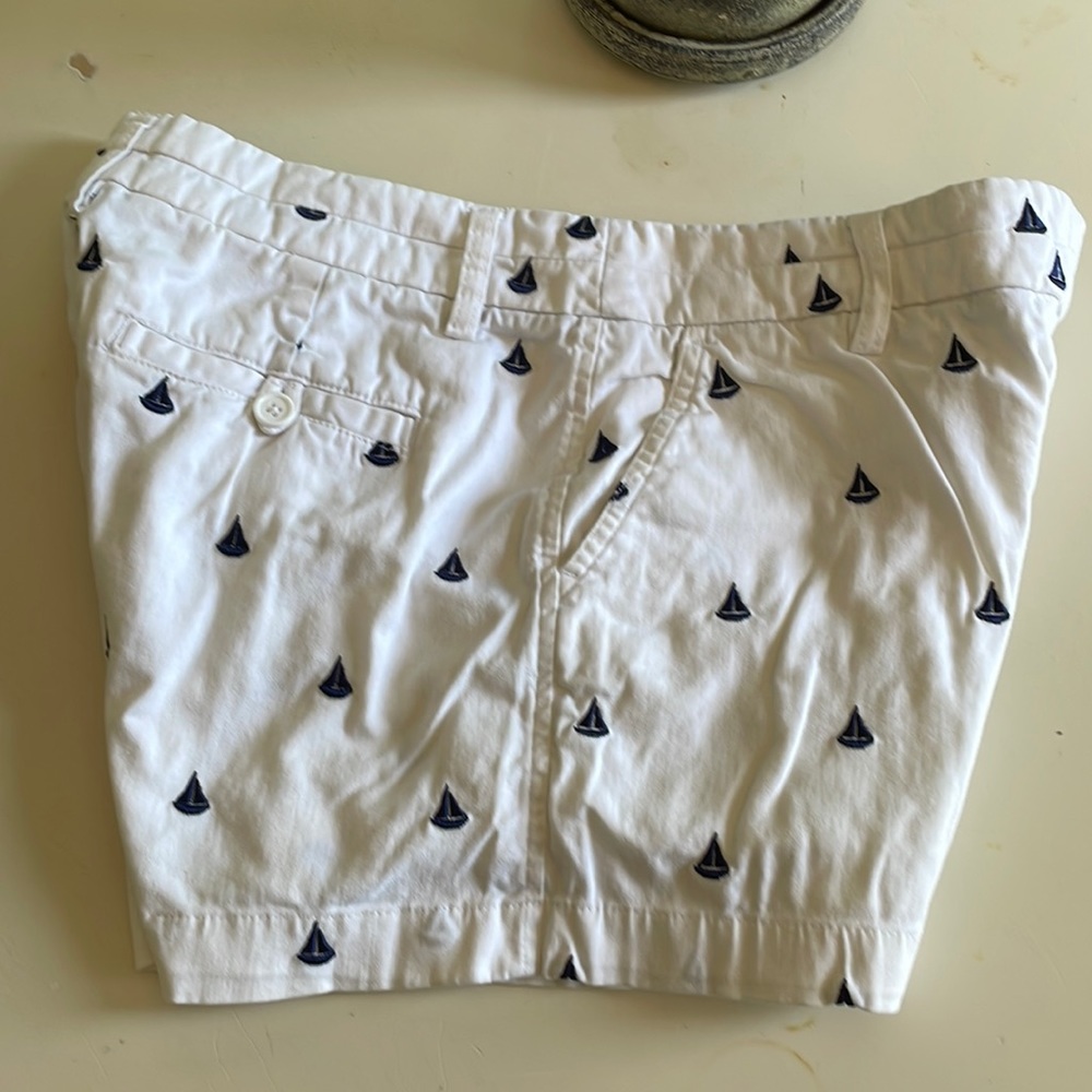 British Khaki sailboat motif shorts, white and navy